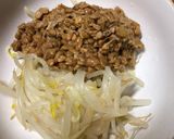 納豆と豚こまの冷しゃぶ風〜卵黄のせ〜作り方5写真