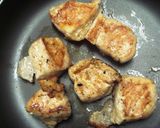 鶏肉とキノコの味噌バタースープ煮作り方1写真