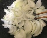 玉ねぎとこま切れ肉の炒め物作り方1写真