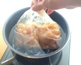 ポリ袋で湯煎する『鶏もものみぞれ煮』作り方6写真