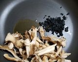 天然マイタケ、人参、魚ニソの炒め物＾＾作り方3写真