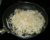 ふわふわ卵のせモヤシオムレツ作り方1写真