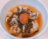 サッパリと旨い！塩昆布と梅干しの麦茶漬け作り方2写真