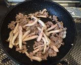 ひき肉とぶなしめじのバター醤油丼作り方1写真