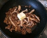 ひき肉とぶなしめじのバター醤油丼作り方3写真