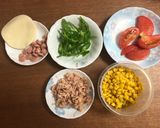 トマトとウインナーとツナとコーンのピザ作り方1写真