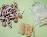 玉ねぎとしめじとワカメの味噌汁作り方1写真