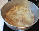 玉ねぎとしめじとワカメの味噌汁作り方3写真