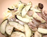 生姜風味♪豚バラ肉となすの和風炒め作り方3写真