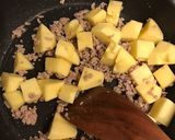 超簡単！ひき肉とじゃがいものカレー炒め作り方3写真