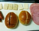 ベビーチーズとウインナーでロールパン弁当作り方1写真