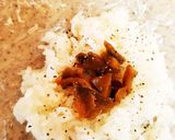 ザーサイ、黒胡椒、ごま油で作るおにぎり作り方1写真