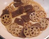 レンコンと蒟蒻のニンニク醤油煮♪作り方3写真