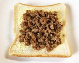 残った肉そぼろで簡単★トースト作り方1写真