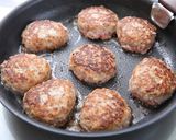 天然水を使ったキノコと玉ねぎのハンバーグ作り方3写真