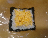 お弁当 エビチリと卵のおにぎらず 小さめ作り方6写真