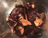 くじら肉のニンニク煮込み作り方1写真