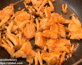 鶏手羽トロとしめじのバルサ味噌炒め作り方3写真