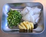 大根と大根の葉の味噌汁作り方1写真
