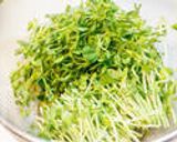 牛のオイスター炒めと豆苗のナッツサラダ作り方1写真
