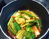 麻婆豆腐の素で♪ピリ辛おかずになる味噌汁作り方2写真