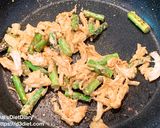 サラチキとアスパラのカレマヨ炒め作り方2写真
