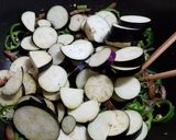 アケビの皮と多種野菜の油炒め味噌煮・激旨作り方8写真