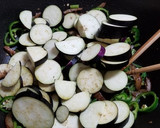 アケビの皮と多種野菜の油炒め味噌煮・激旨作り方8写真
