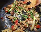 お洒落な秋刀魚と舞茸と豆苗のオイルパスタ作り方3写真