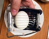 卵切り器で三回!タルタル用ゆで卵の切り方作り方1写真