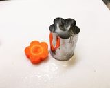 クッキー型で人参の飾り切り　ねじり梅作り方1写真