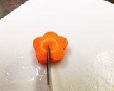 クッキー型で人参の飾り切り　ねじり梅作り方2写真