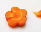 クッキー型で人参の飾り切り　ねじり梅作り方3写真