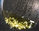 頂き物で作る！高菜とソーセージのパスタ作り方3写真