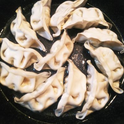 熱湯で簡単！冷凍餃子、生餃子の焼き方コツ by けいこSu