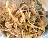 簡単☆豚肉ともやしの鶏ガラ炒め♪作り方2写真