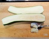 サラミとトマトのズッキーニボート作り方2写真