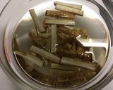 ごぼうとコンビーフのペペロンチーノ炒め作り方1写真