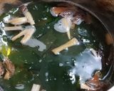 ヌメリササタケと乾燥ワカメの味噌汁作り方3写真