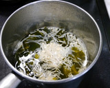 簡単！エノキわかめのおとし卵のお味噌汁作り方1写真