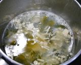 簡単！エノキわかめのおとし卵のお味噌汁作り方2写真