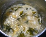 簡単！エノキわかめのおとし卵のお味噌汁作り方3写真