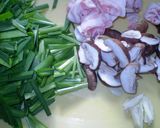 シイタケも入れてみてね♪豚肉にら卵炒め～作り方1写真