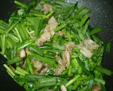 シイタケも入れてみてね♪豚肉にら卵炒め～作り方4写真
