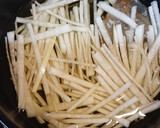 大根の消費にも♪大根と油揚げの味噌汁作り方3写真