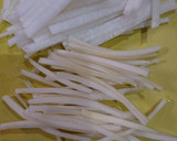大根の消費にも♪大根と油揚げの味噌汁作り方1写真