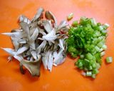 簡単！カブの葉と舞茸のゴマ風味味噌汁作り方1写真