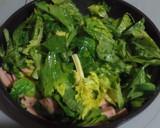 魚肉ソーセージとセロリの葉の炒め物作り方3写真