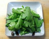 少量から簡単に♪春菊と油揚げのお味噌汁作り方1写真