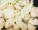 とろっと煮込むチキンライスのオムライス作り方1写真